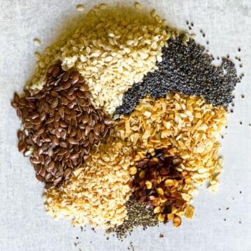 spices used to make everything bagel seasoning arranged in a circle