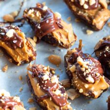 Peanut butter stuffed dates drizzled with melted chocolate, creating a healthier alternative to Snickers with a sweet and creamy filling. Stuffed dates with peanut butter and chocolate.