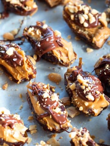 Peanut butter stuffed dates drizzled with melted chocolate, creating a healthier alternative to Snickers with a sweet and creamy filling. Stuffed dates with peanut butter and chocolate.