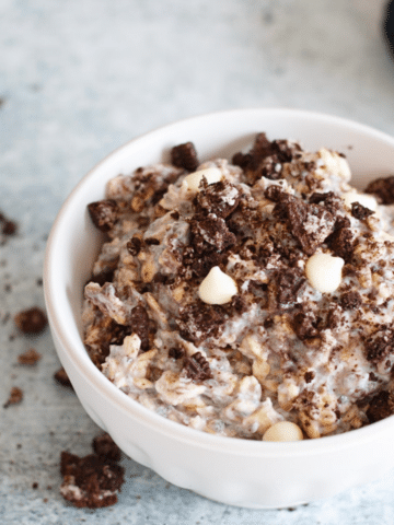 Cookies and cream overnight oats in a jar, thick and creamy with crushed cookie pieces for an easy, high-protein breakfast.