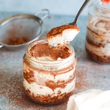 Tiramisu overnight oats in a jar, creamy and coffee-infused with a velvety cottage cheese layer for a high-protein, dessert-inspired breakfast.
